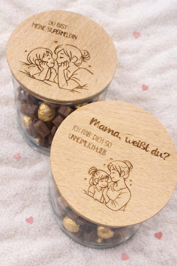 PHOTO-2026-04-15-21-32-17 Mama, weißt du? – Laserdatei | Geschenk für Mama | Holzschild mit Spruch & Gravur | inkl. Gewerbelizenz