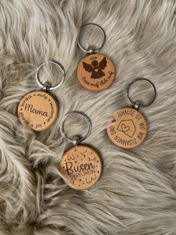 Schlüsselanhänger aus Holz – kleine Botschaften von Herzen